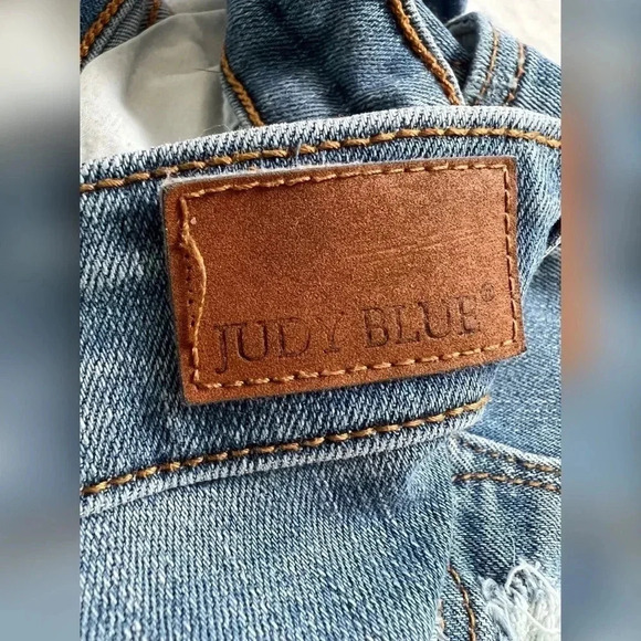 Judy Blue Boyfriend Jeans- Mid Rise, Slim Fit Distressed Bottoms Size 26 - Picture 3 of 4